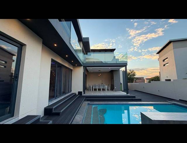 6 BEDROOM HOUSE FOR SALE IN COPPERLEAF ESTATE